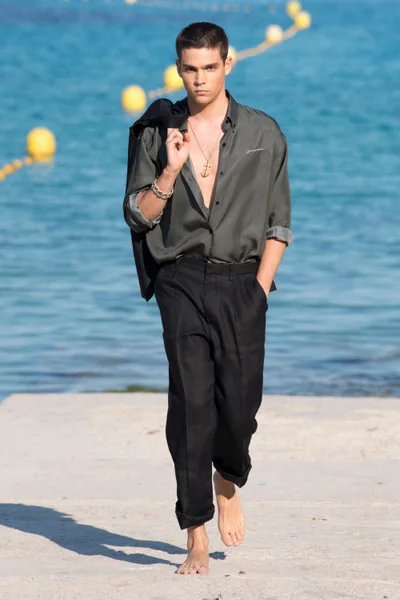 Look 25